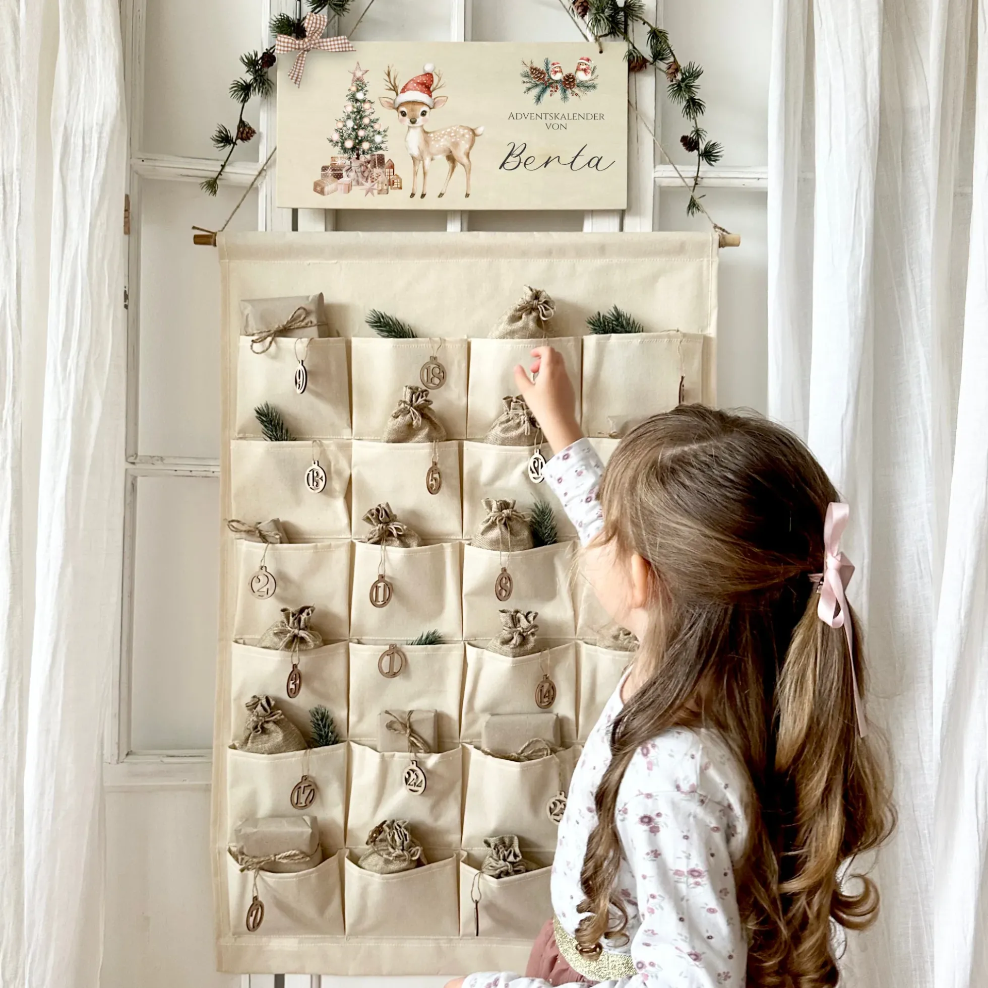 Adventskalender mit Namen aus Stoff mit Reh Motiv Holzschild Zahlen & Jutesäckchen personalisierter Kinder Adventskalender Mädchen Jungen