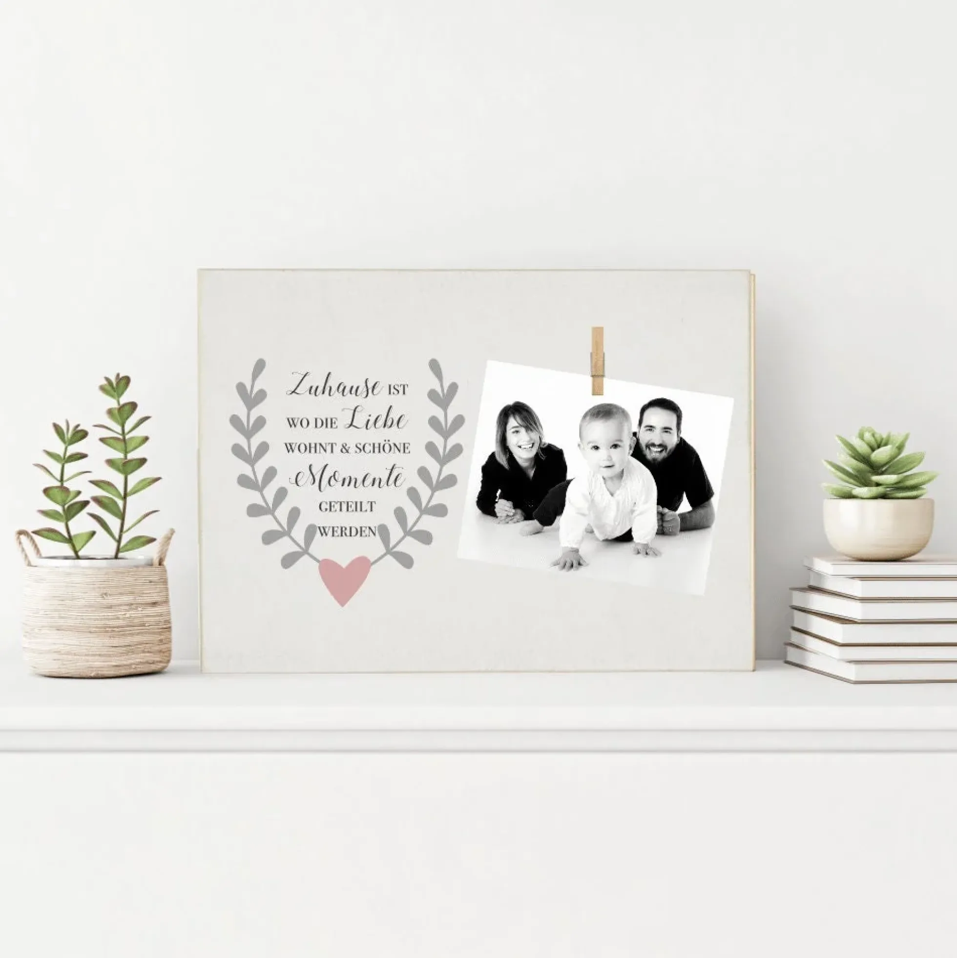 Besonderes Geschenk für die Familie und gemütliche Wohndekoration fürs Zuhause | Holzbild mit Klammer und Spruch "Zuhause ist wo die Liebe wohnt & schöne Momente geteilt werden“ | Fotogeschenk zum Anbringen eines Fotos