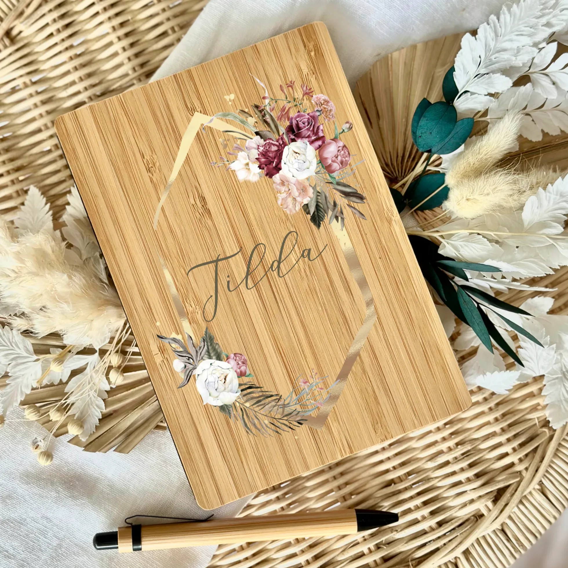 Boho Notizbuch mit Namen und Blumenkranz | Personalisiertes Buch aus Bambus und Kugelschreiber | Persönliche Geschenkidee für Sie