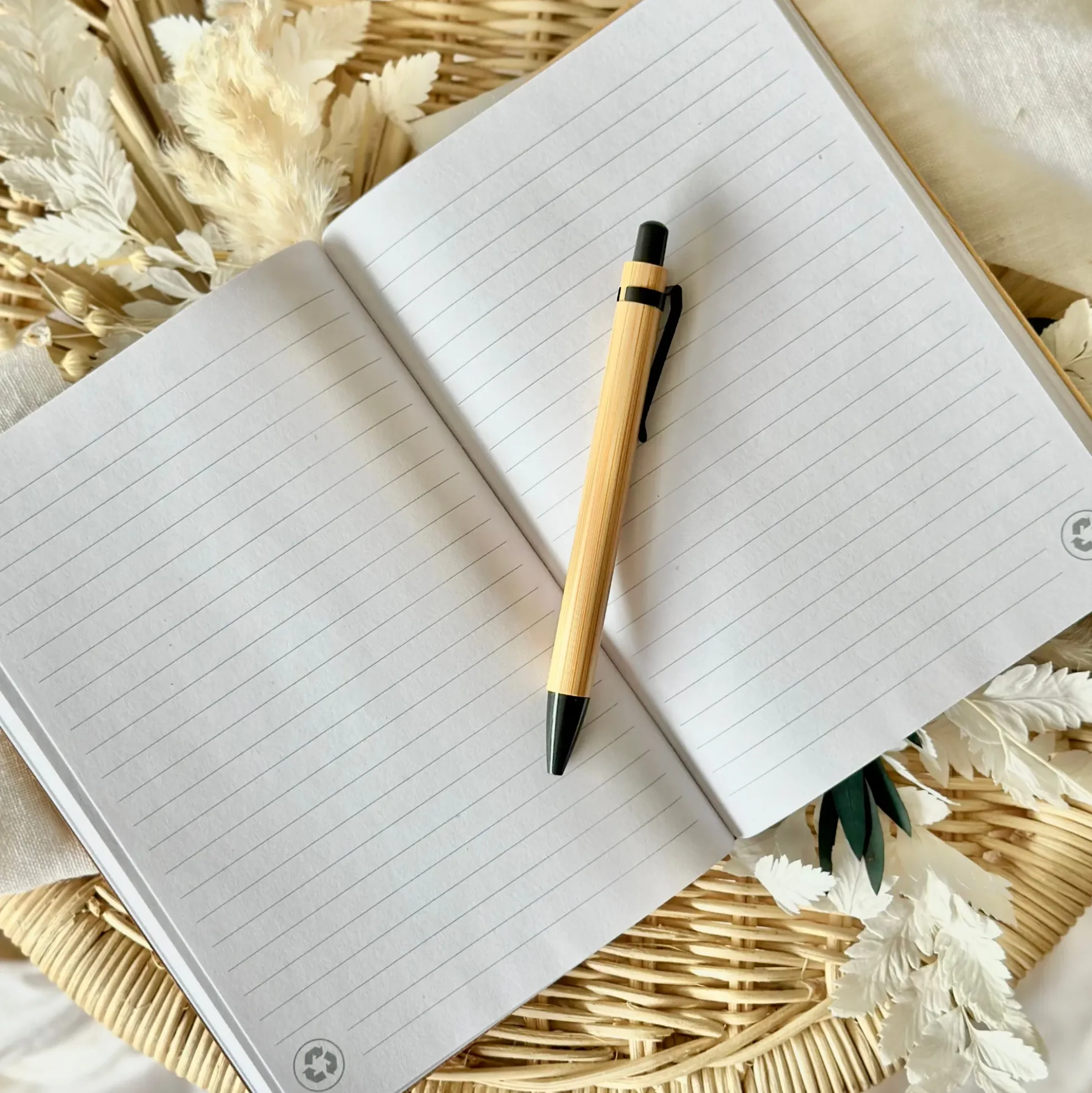 Boho Notizbuch mit Namen und Blumenkranz | Personalisiertes Buch aus Bambus und Kugelschreiber | Persönliche Geschenkidee für Sie