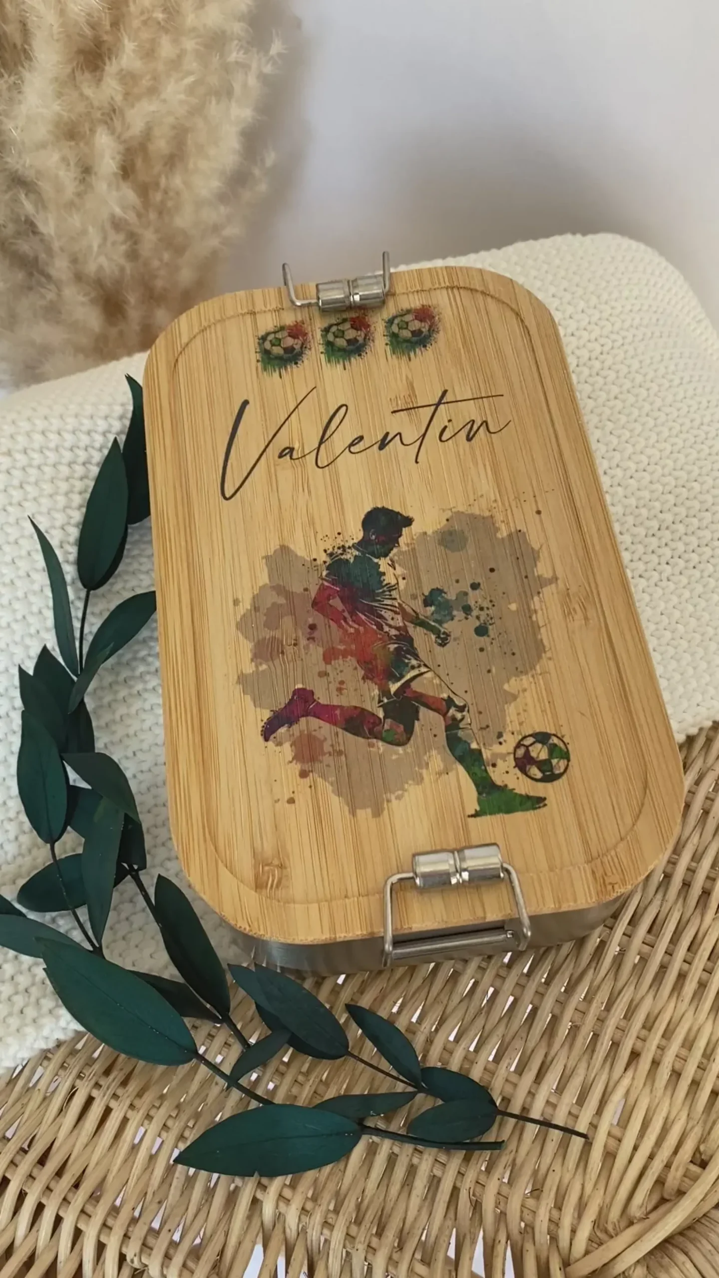 Brotdose "Fußballspieler" wählbar in Edelstahl mit Bambusdeckel und Namen für Kinder | Brotbox mit Fußball Motiv | Personalisiertes Geschenk für Kinder