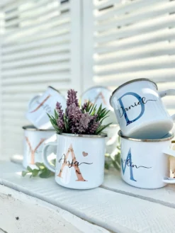 Buchstabentasse mit Namen | Personalisiertes Tassengeschenk für Sie und Ihn in Rosa und Blau | 2 Motivvarianten zur Auswahl