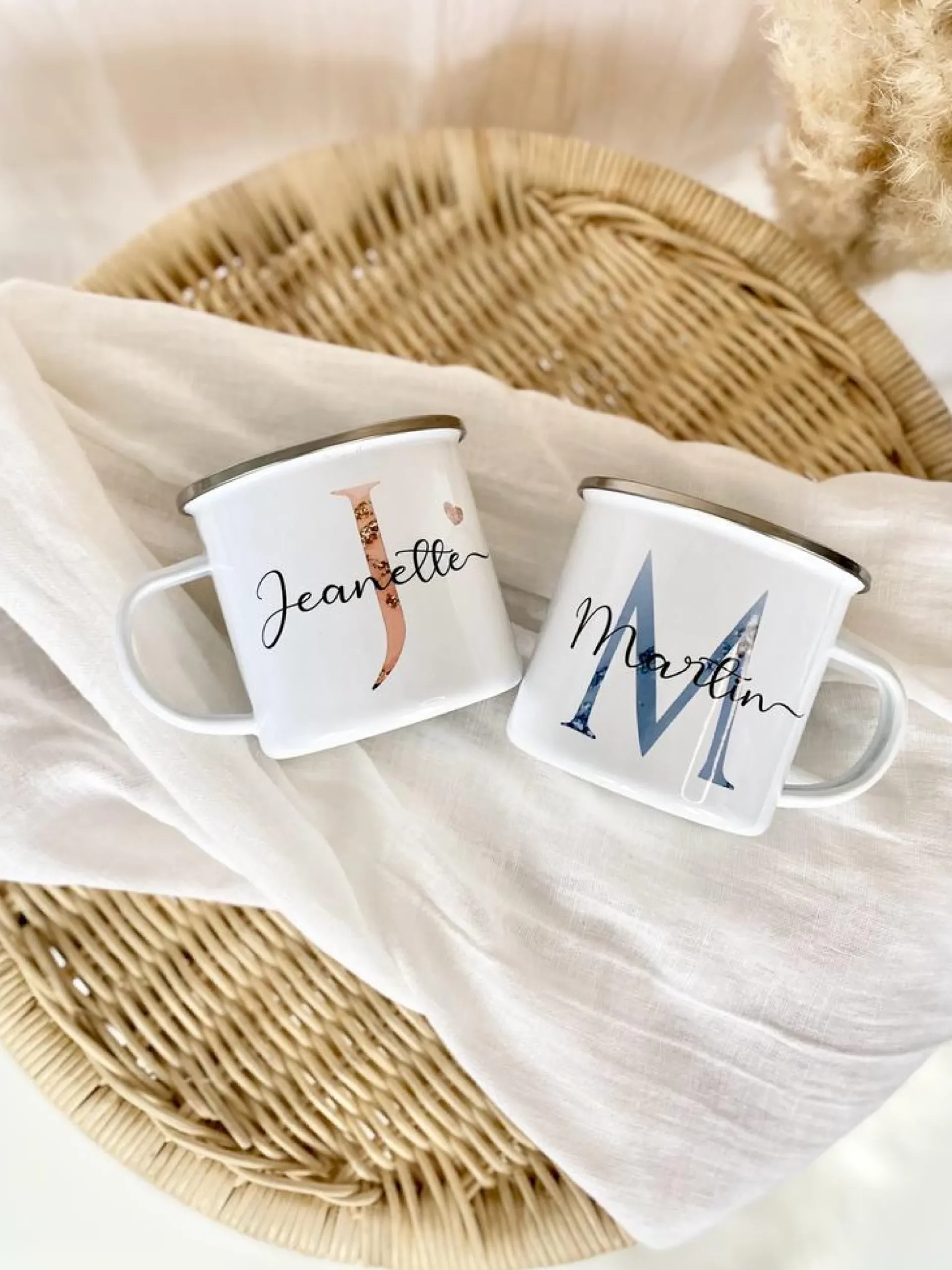 Buchstabentasse mit Namen | Personalisiertes Tassengeschenk für Sie und Ihn in Rosa und Blau | 2 Motivvarianten zur Auswahl