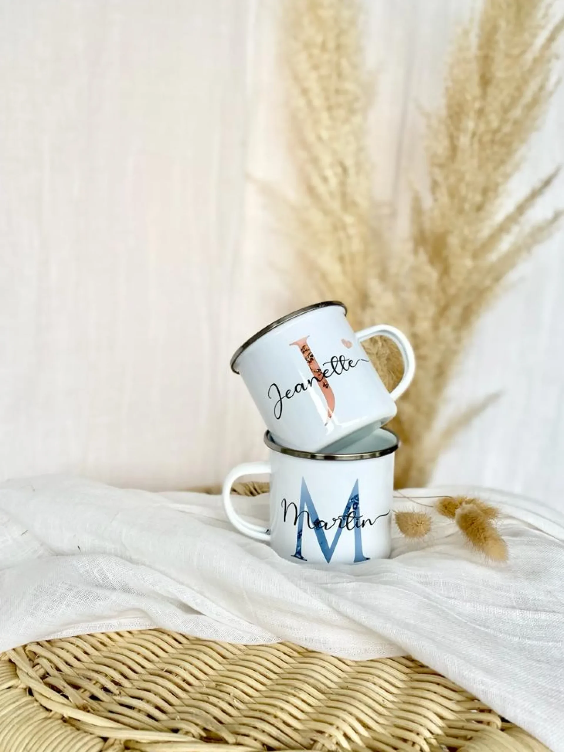 Buchstabentasse mit Namen | Personalisiertes Tassengeschenk für Sie und Ihn in Rosa und Blau | 2 Motivvarianten zur Auswahl
