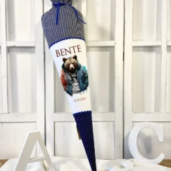 Coole blaue Bären Stoff Schultüte für Jungen mit Namen handgenähte Tier Zuckertüte Einschulungstüte Einschulungsdatum 70 cm | Optional mit Füllkissen und Spitzenschutz
