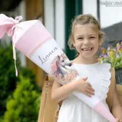 Einhorn Stoff Schultüte für Mädchen I Pferd Zuckertüte mit Namen Einschulungstüte Einschulung Datum Blumen Füllkissen 70 cm I Optional mit Füllkissen und Spitzenschutz