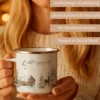 Emaille Tasse Lieblingszeit – Winter Becher mit Hirsch & Hütte – Geschenkidee Weihnachten & Advent