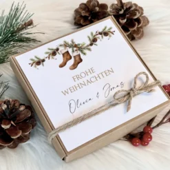 Geschenkschachtel Weihnachtsschleife Geschenkidee an Weihnachten I Geschenk Box mit Namen Personalisiert I Weihnachtsgeschenk Karte I 3 Varianten