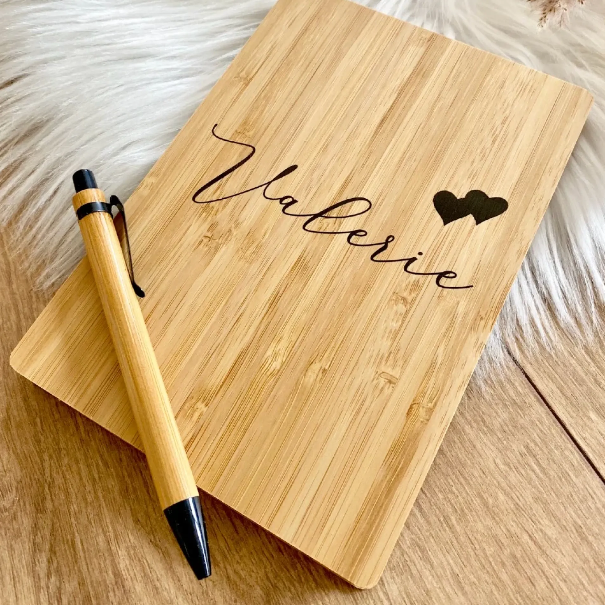 Geschenkset Thermobecher und Notizbuch "Herzen" mit Namen für Sie | Personalisiertes Geschenk für Frauen | Besondere Geschenkidee zum Geburtstag