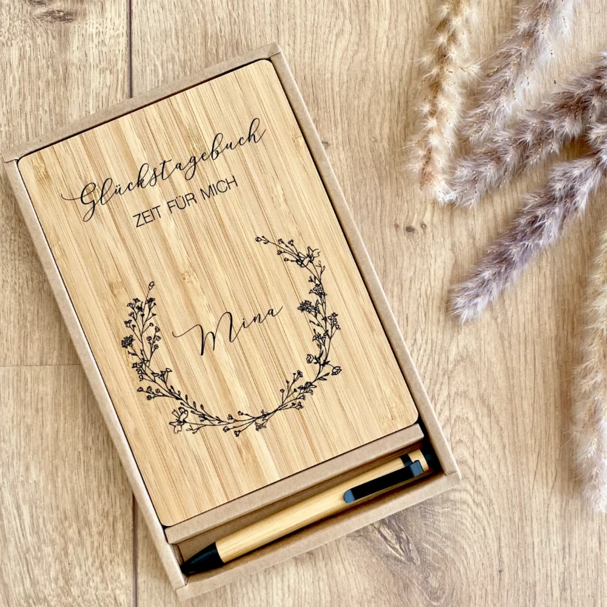 Glückstagebuch - Zeit für mich | Personalisiertes Tagebuch für Gedanken, Achtsamkeit und Erinnerungen | Notizbuch mit Name und floralen Blumenkranz