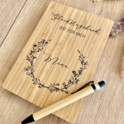Glückstagebuch - Zeit für mich | Personalisiertes Tagebuch für Gedanken, Achtsamkeit und Erinnerungen | Notizbuch mit Name und floralen Blumenkranz