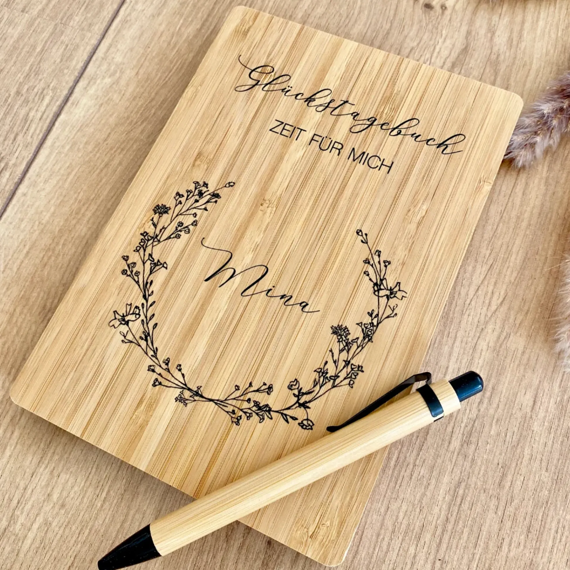 Glückstagebuch - Zeit für mich | Personalisiertes Tagebuch für Gedanken, Achtsamkeit und Erinnerungen | Notizbuch mit Name und floralen Blumenkranz