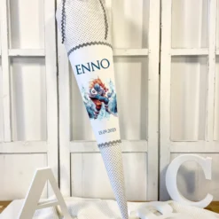 Handgenähte personalisierte graue Eishockey Stoff Schultüte mit Namen Sport Einschulungstüte Datum Zuckertüte 70 cm | Optional mit Füllkissen und Spitzenschutz