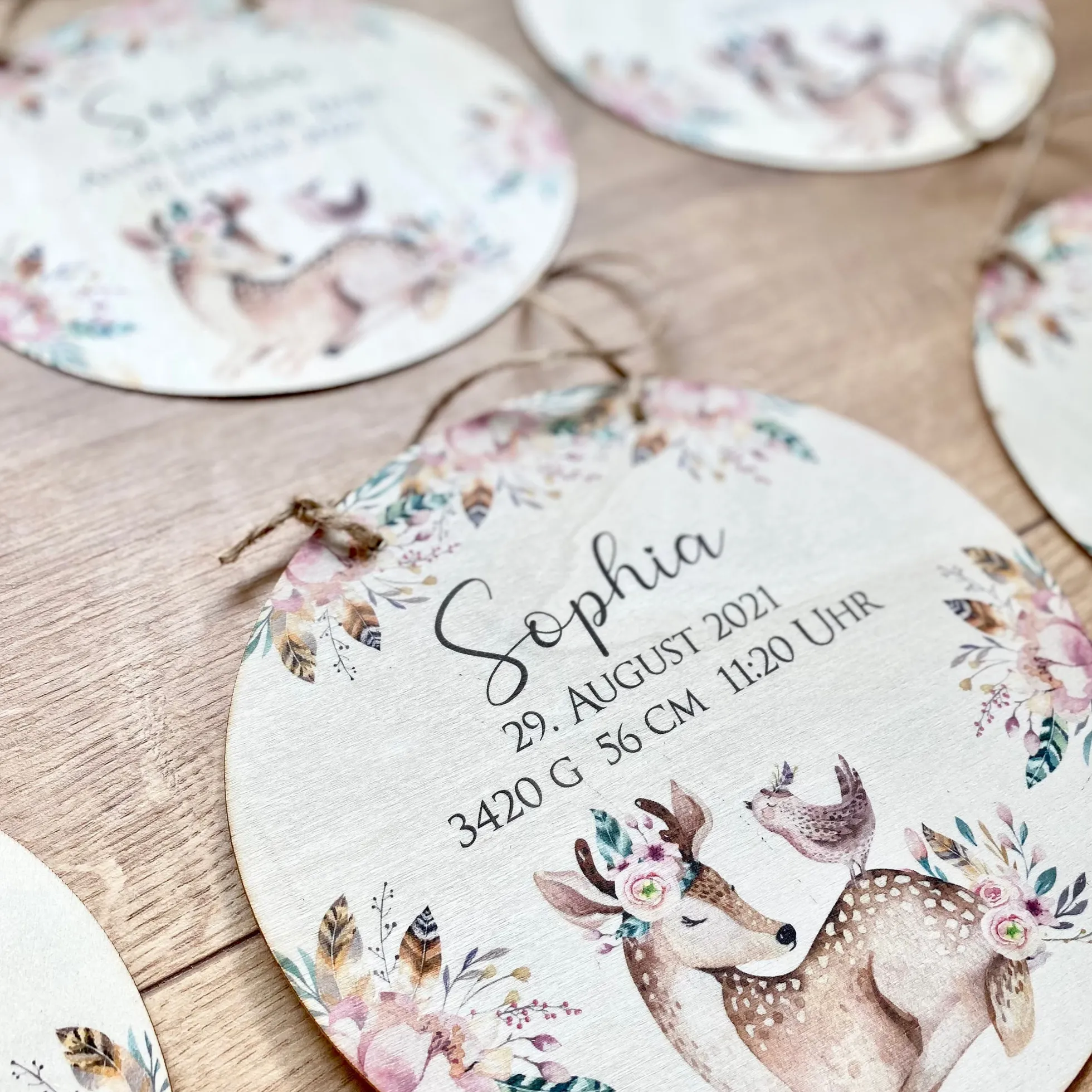 Holzschild mit Namen und Datum für das "Schulkind" zur Einschulung | Besonderes Geschenk zum Schulbeginn und schöne Deko zum Schulanfang | 2 Motivvarianten zur Auswahl