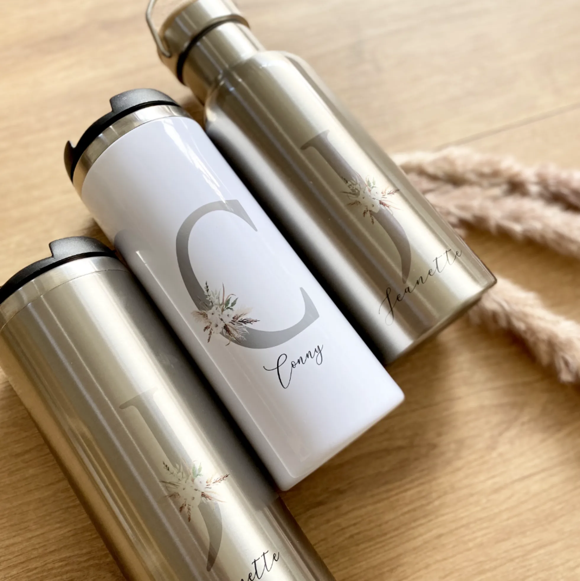 Kaffeebecher für unterwegs, personalisiert mit Namen, Coffee to go Thermobecher aus Edelstahl, Geschenkidee im floralen Design | 2 Farbvarianten zur Auswahl