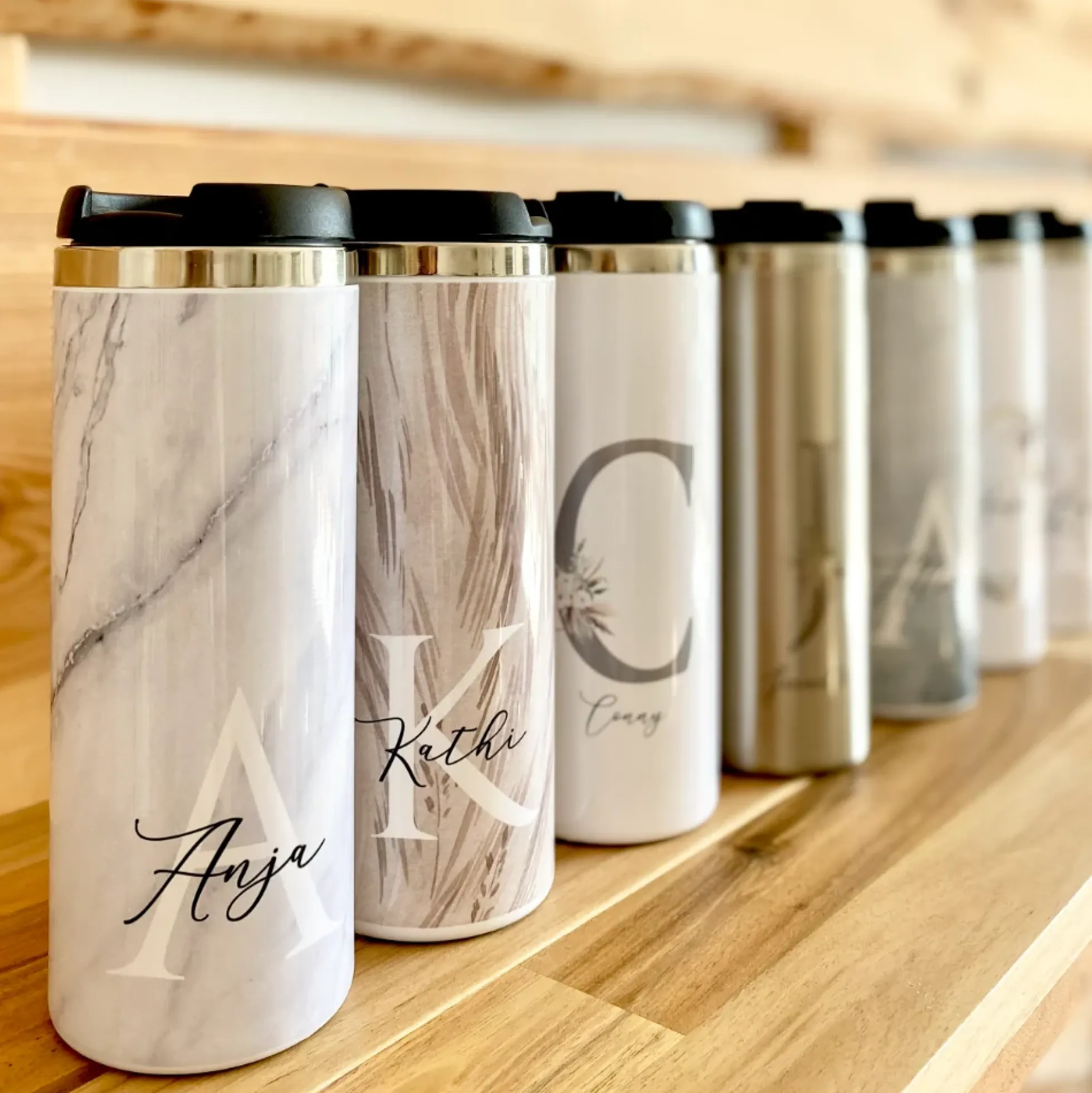 Kaffee to go Thermobecher "Natural" für warme u. kalte Getränke unterwegs | stilvoller Thermobecher personalisiert mit dem Namen und Buchstaben | 5 Farbvarianten zur Auswahl