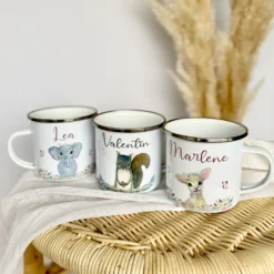 Kindertasse Waschbär mit Namen des Kindes | Trinkbecher aus Emaille für Mädchen u. Jungen I Personalisierte Tasse als tolles Geschenk | 4 Motivvarianten zur Auswahl