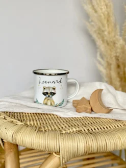 Kindertasse Waschbär mit Namen des Kindes | Trinkbecher aus Emaille für Mädchen u. Jungen I Personalisierte Tasse als tolles Geschenk | 4 Motivvarianten zur Auswahl