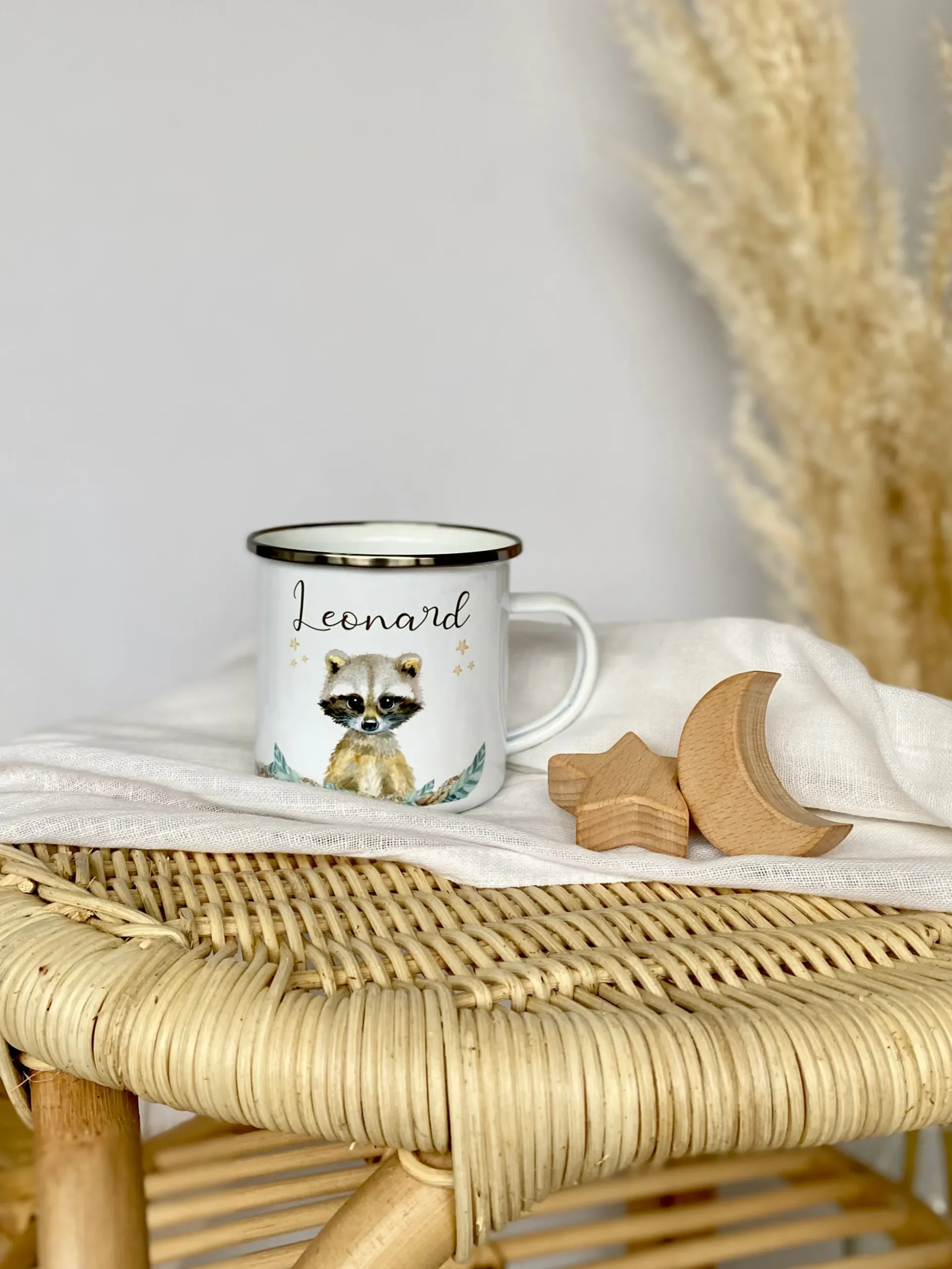 Kindertasse Waschbär mit Namen des Kindes | Trinkbecher aus Emaille für Mädchen u. Jungen I Personalisierte Tasse als tolles Geschenk | 4 Motivvarianten zur Auswahl