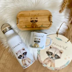 Kindertasse Waschbär mit Namen des Kindes | Trinkbecher aus Emaille für Mädchen u. Jungen I Personalisierte Tasse als tolles Geschenk | 4 Motivvarianten zur Auswahl
