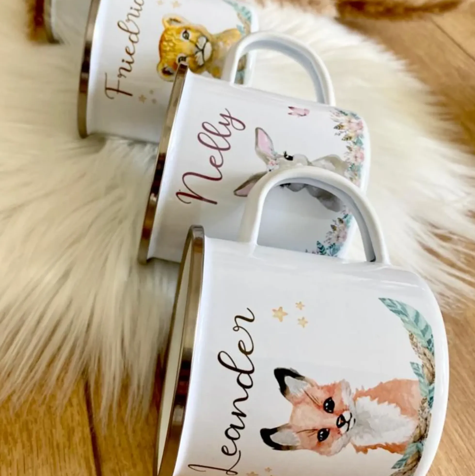 Kindertasse Waschbär mit Namen des Kindes | Trinkbecher aus Emaille für Mädchen u. Jungen I Personalisierte Tasse als tolles Geschenk | 4 Motivvarianten zur Auswahl