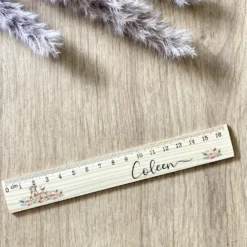 Lineal für Mädchen mit Namen und Rehkitz | Personalisiertes Geschenk für Kinder | Holzlineal mit Namen