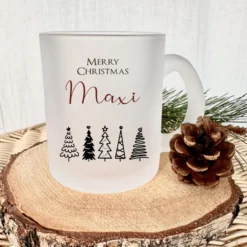 Merry Christmas Glasasse mit dem Namen personalisiert und Tannen gestaltet