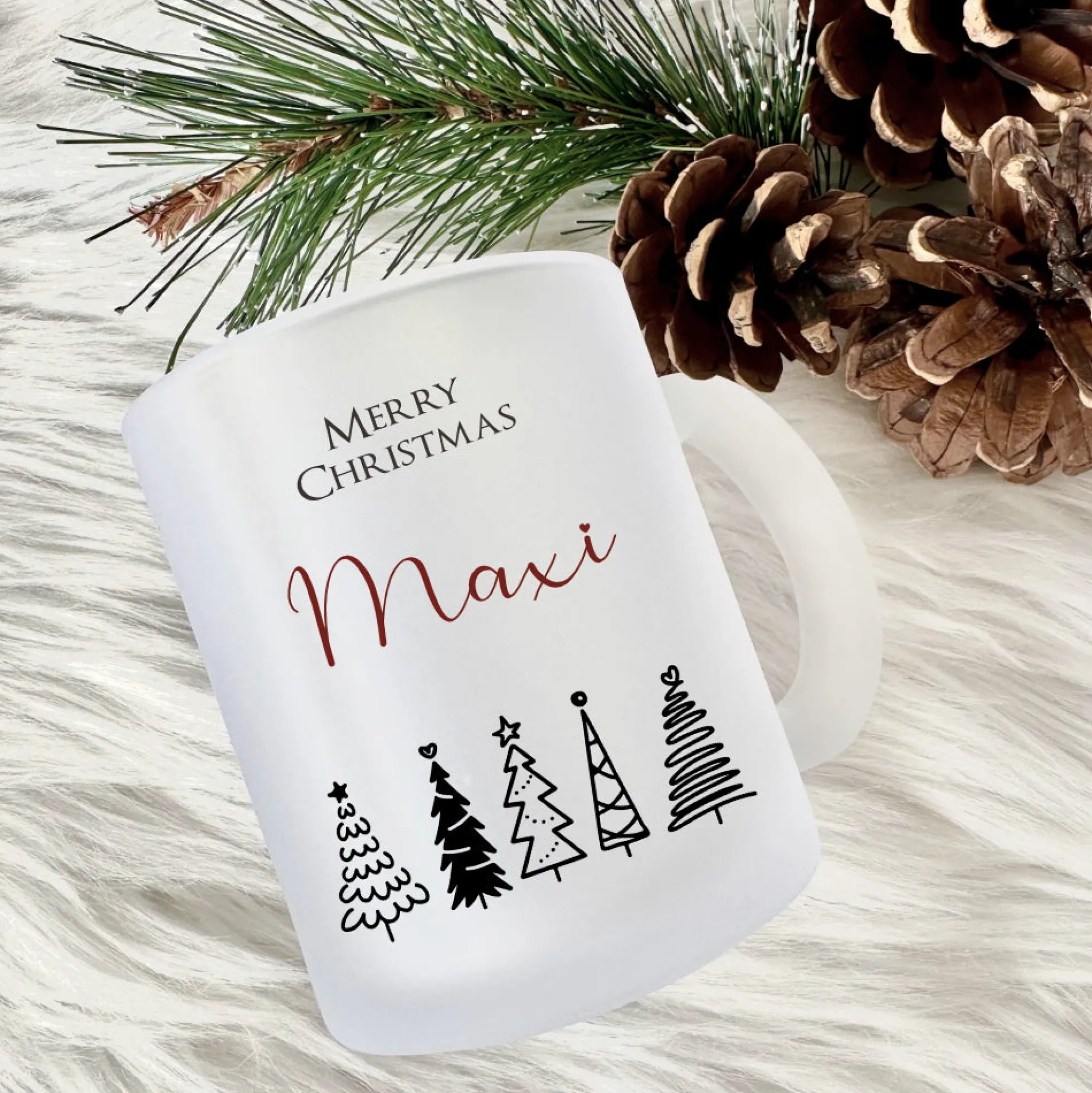 Merry Christmas Glasasse mit dem Namen personalisiert und Tannen gestaltet