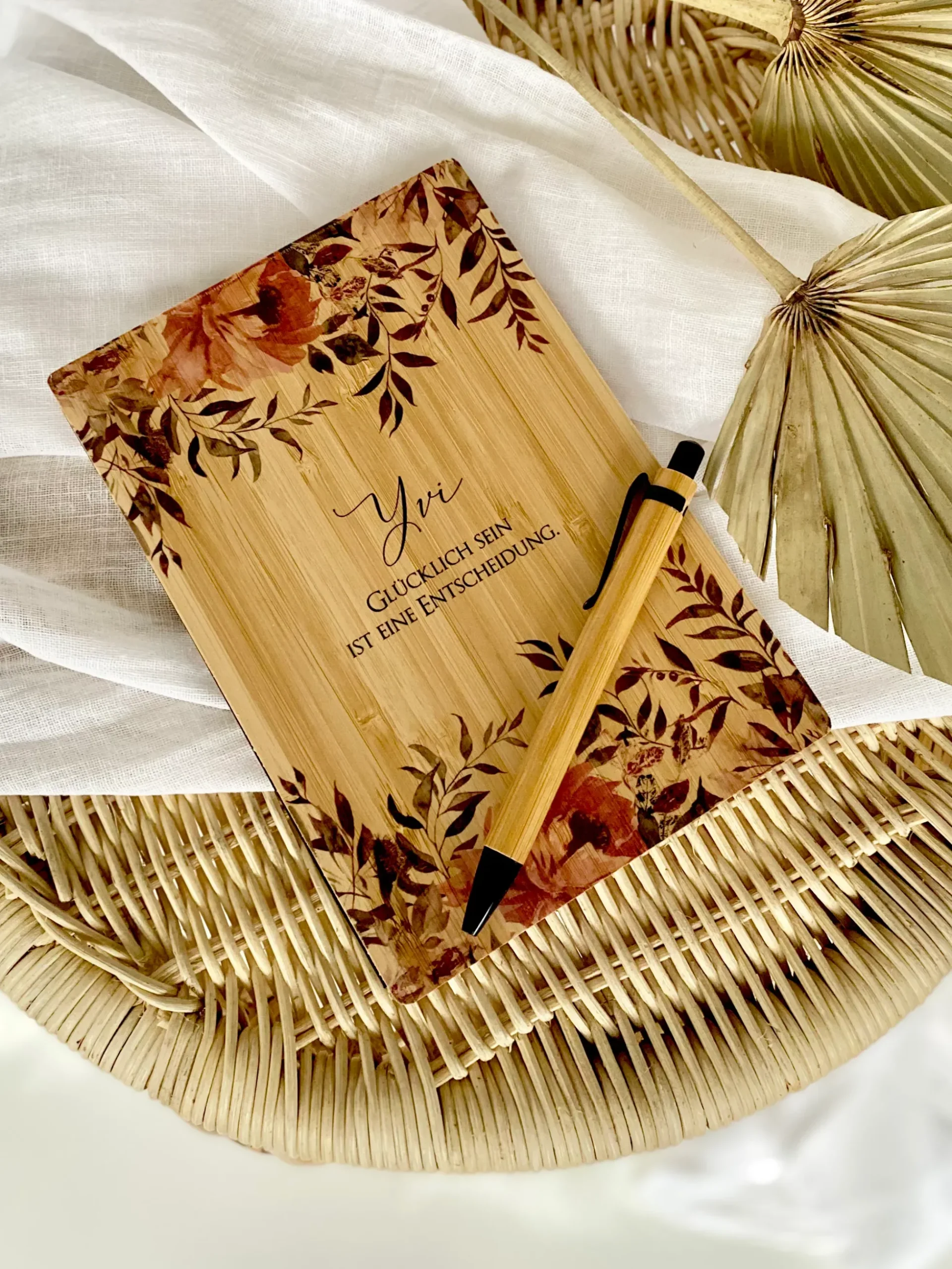 Notizbuch "Glücklich sein" mit Namen und Blumen | Personalisiertes Buch aus Bambus und Kugelschreiber | Persönliche Geschenkidee für Sie