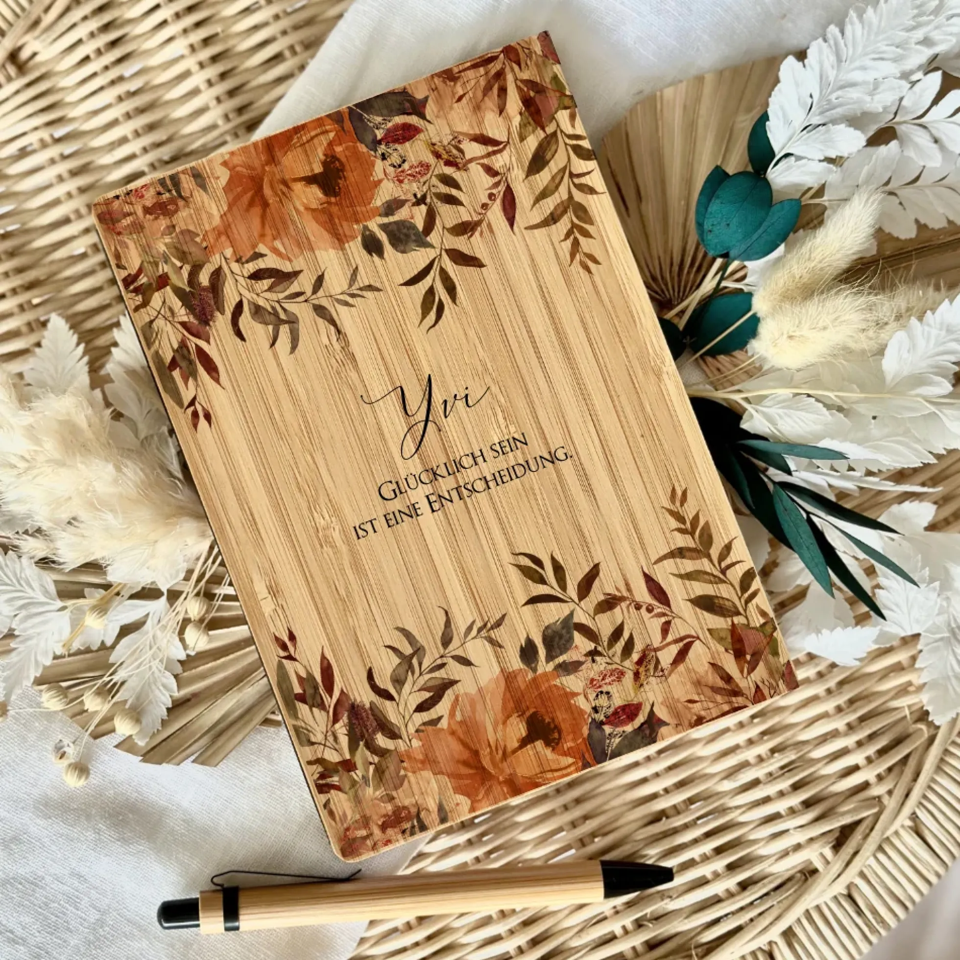 Notizbuch "Glücklich sein" mit Namen und Blumen | Personalisiertes Buch aus Bambus und Kugelschreiber | Persönliche Geschenkidee für Sie