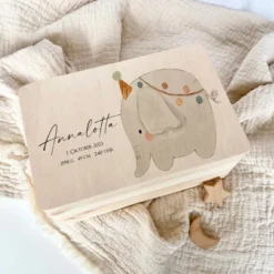 Personalisierte Erinnerungsbox für Babys, Holzkiste mit Deckel, Namen u. Geburtsdaten | Motiv: Elefant
