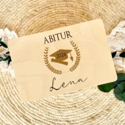 Personalisierte Erinnerungskiste zum bestandenen Abitur mit Namen, Holzbox als Geschenkidee zum Schulabschluss