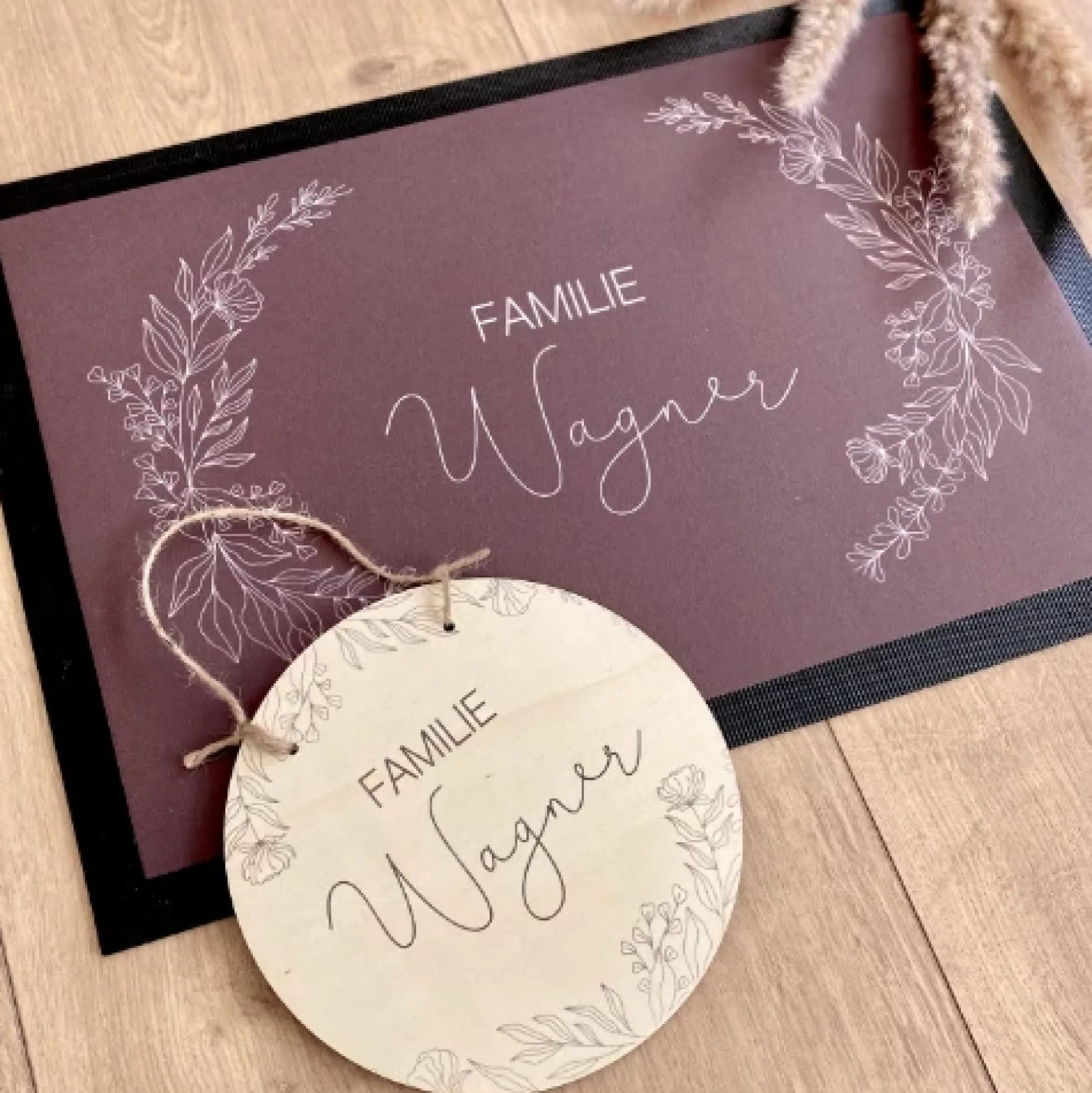 Personalisierte Fußmatte Floral mit dem Namen der Familie | Optional als Set mit Türschild erhältlich