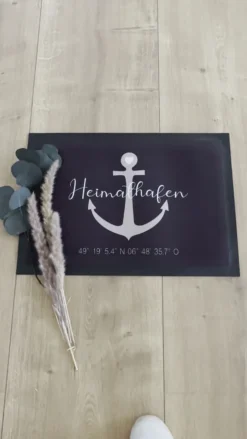 Personalisierte Fußmatte Heimathafen mit Koordinaten u. Anker | Optional als Set mit Türschild erhältlich