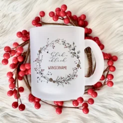 Personalisierte Glühweintasse "Glühcklich", Tasse aus Glas mit Wunschnamen und Weihnachtskranz