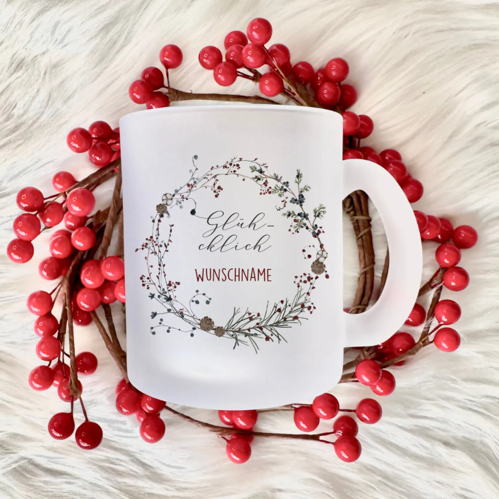 Personalisierte Glühweintasse "Glühcklich", Tasse aus Glas mit Wunschnamen und Weihnachtskranz