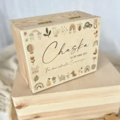 Personalisierte Holzkiste für Babys, Erinnerungsbox mit Deckel, Namen u. Geburtsdatum | Motiv: Tierkranz