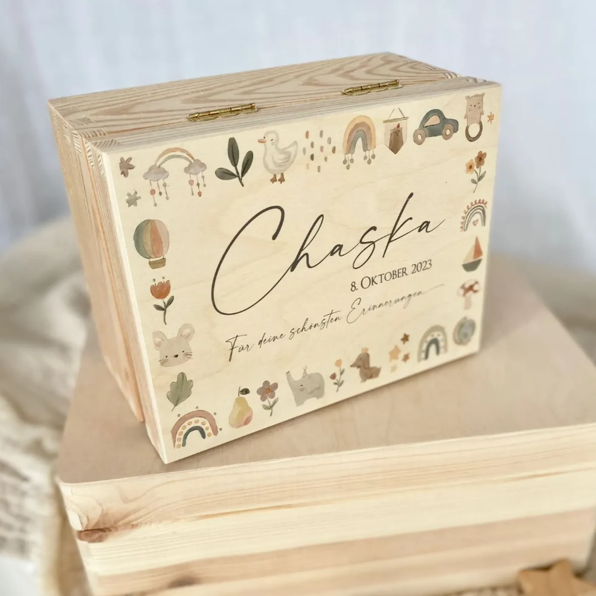 Personalisierte Holzkiste für Babys, Erinnerungsbox mit Deckel, Namen u. Geburtsdatum | Motiv: Tierkranz