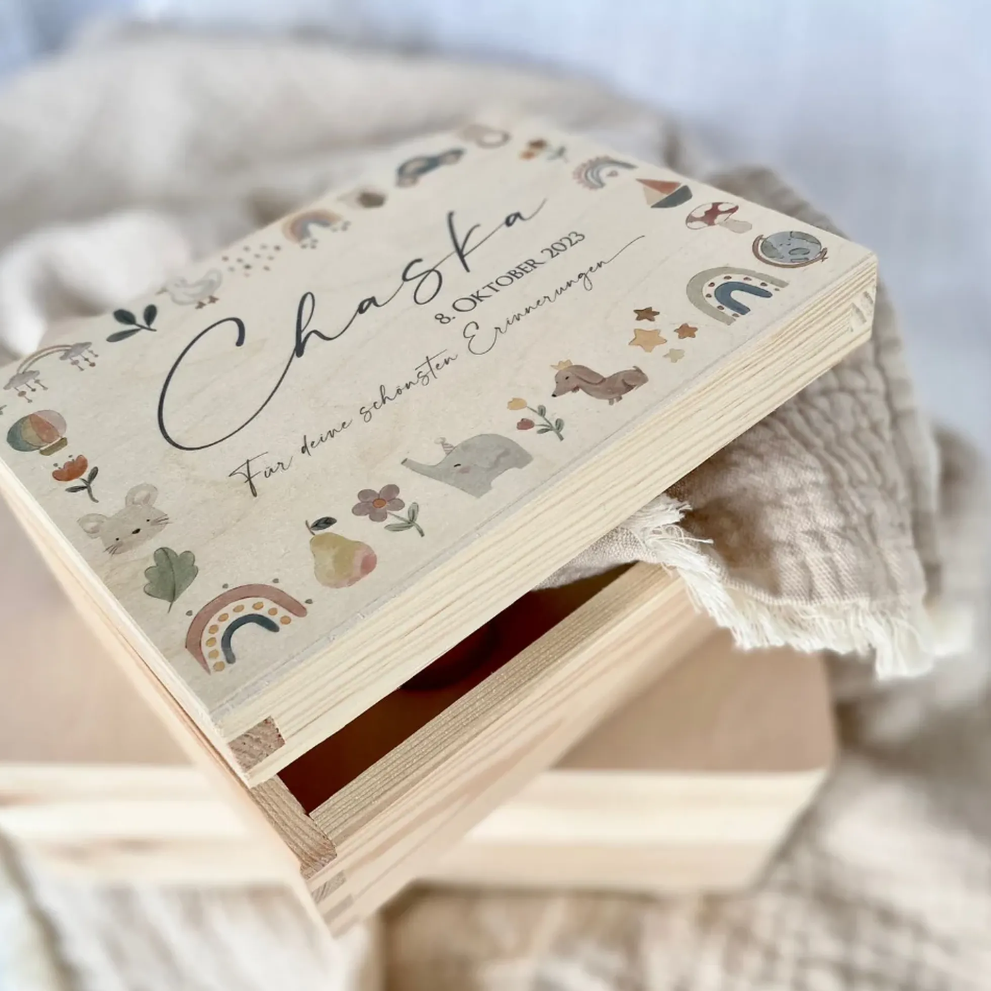 Personalisierte Holzkiste für Babys, Erinnerungsbox mit Deckel, Namen u. Geburtsdatum | Motiv: Tierkranz