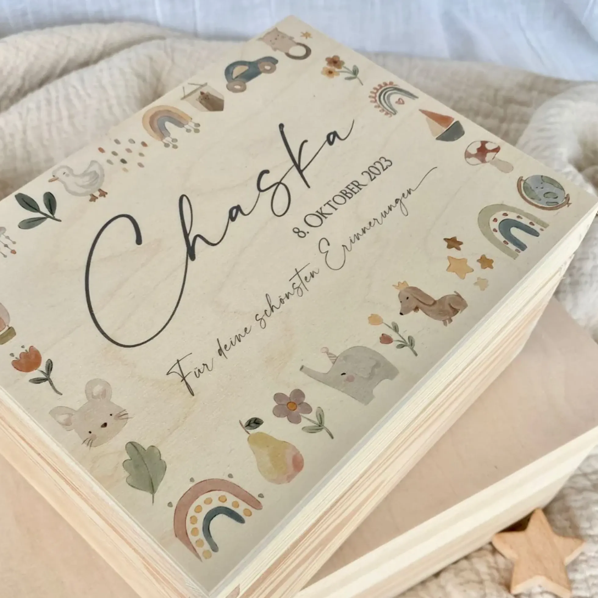 Personalisierte Holzkiste für Babys, Erinnerungsbox mit Deckel, Namen u. Geburtsdatum | Motiv: Tierkranz