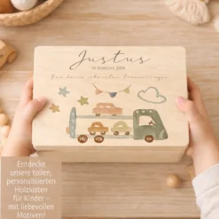 Personalisierte Holzkiste mit Name – Erinnerungskiste für Jungen mit Auto Motiv – Geschenk zur Geburt oder Taufe – 2 Größen