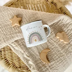Personalisierte Kindertasse aus Emaille mit einem Regenbogen