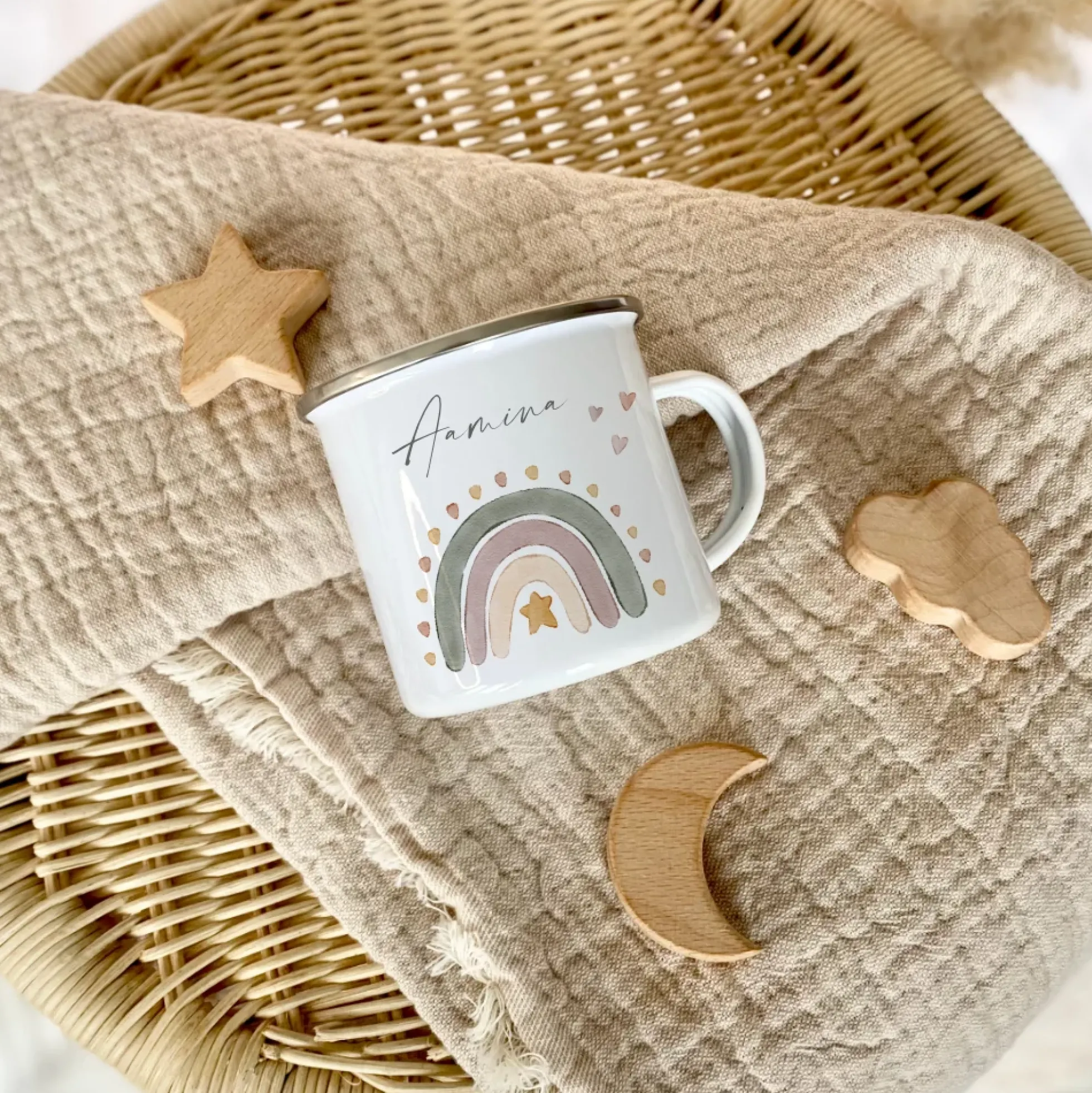 Personalisierte Kindertasse aus Emaille mit einem Regenbogen