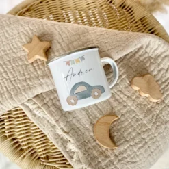 Personalisierte Kindertasse aus Emaille mit einem Auto