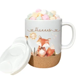 Personalisierte Kindertasse mit Namen – Keramiktasse mit Korkboden & Deckel | 14 Motive zur Auswahl