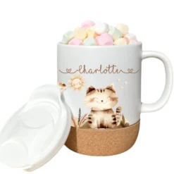 Personalisierte Kindertasse mit Namen – Keramiktasse mit Korkboden & Deckel | 14 Motive zur Auswahl
