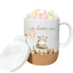 Personalisierte Kindertasse mit Namen – Keramiktasse mit Korkboden & Deckel | 14 Motive zur Auswahl