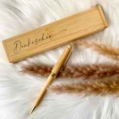 Personalisierter "Dankeschön" Kugelschreiber mit Namen und Etui aus Bambus als Dankeschöngeschenk