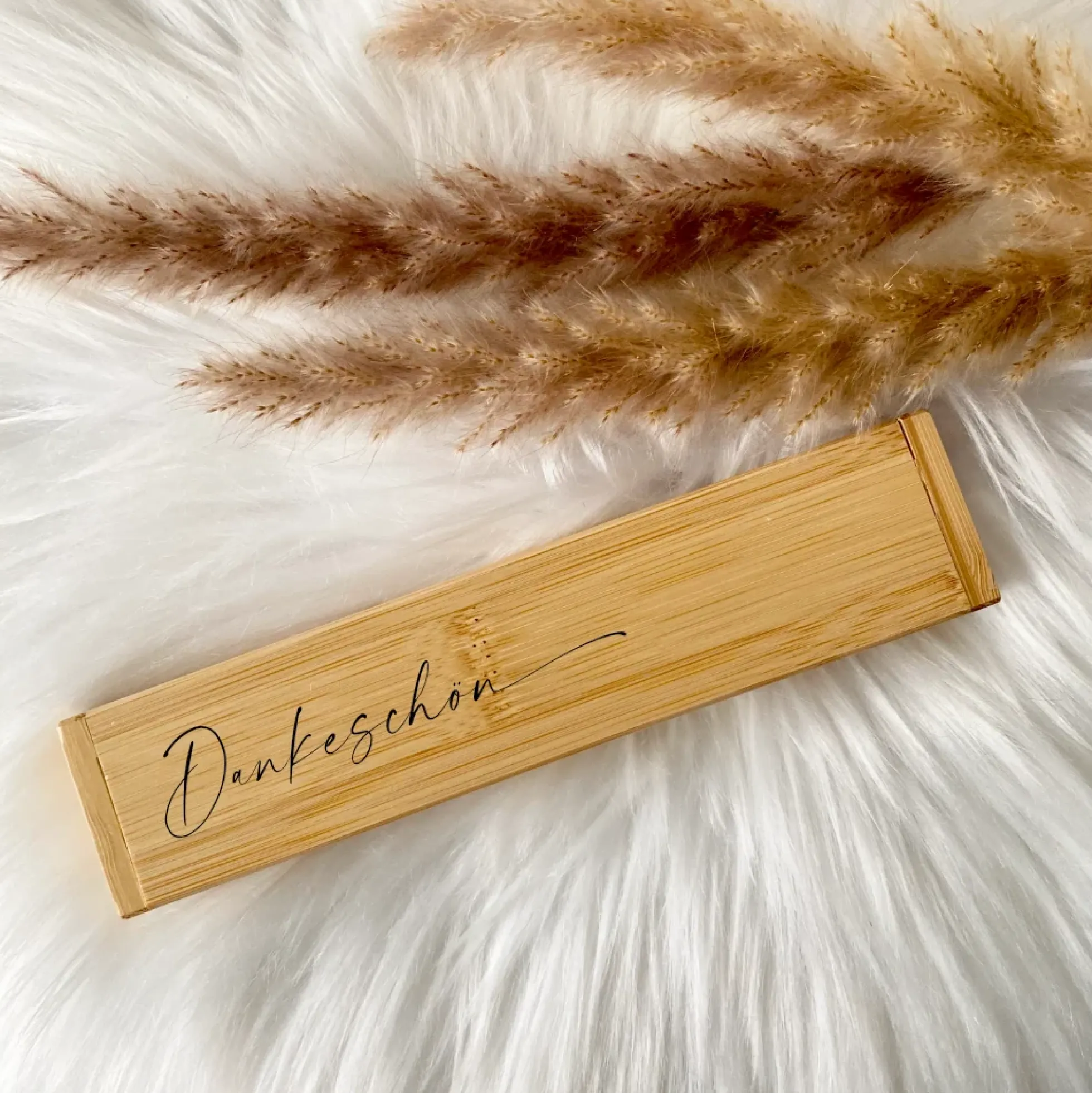 Personalisierter "Dankeschön" Kugelschreiber mit Namen und Etui aus Bambus als Dankeschöngeschenk