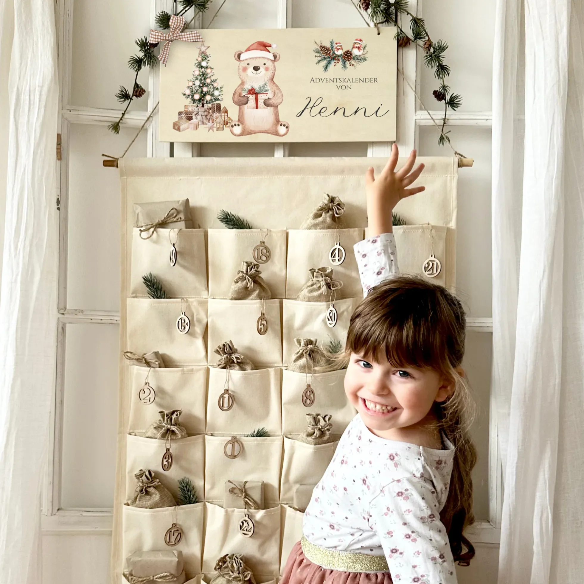 Personalisierter Kinder Adventskalender "Bär" mit Namen Holzschild Zahlen & Jutesäckchen Adventskalender aus Stoff Befüllen Mädchen Jungen